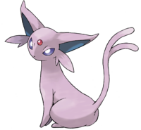 El Pokémon Espeon se presenta en una vista frontal, ligeramente inclinada, sentado. Su cuerpo y rostro son de un color lavanda claro o morado pálido. Las orejas son grandes, puntiagudas y de un tono más oscuro de gris azulado. Los ojos son grandes y tienen un color púrpura azulado intenso, casi brillante. Un pequeño punto rojo es visible en la frente entre sus ojos. La cola es larga, delgada y también de color lavanda claro, extendiéndose detrás de él.