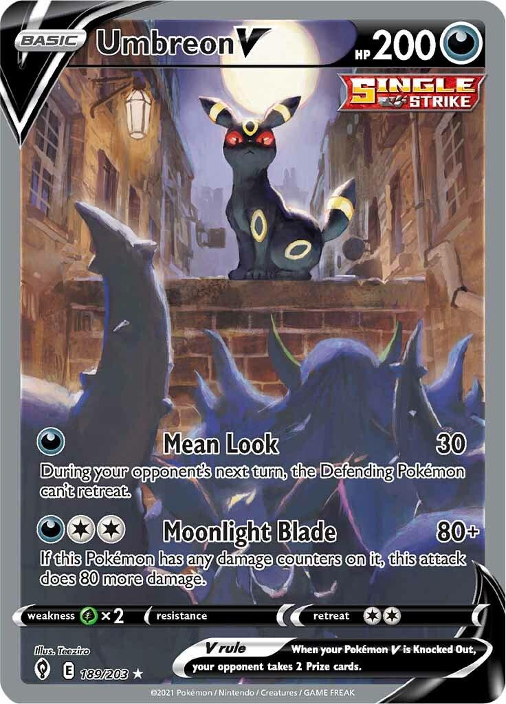 La carta presenta a Umbreon que se encuentra frente a un fondo que representa una escena de una ciudad de noche, con elementos como edificios y una luna llena.